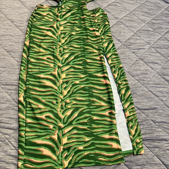 GREEN ABSTRACT PRINT SIDE CUT OUT HALTERNECK MIDI DRESS - Picture 7 of 10